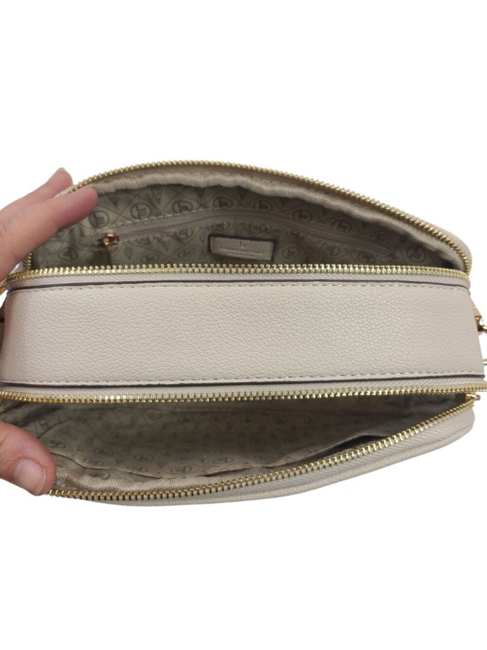 NEW London Fog Buttercream Judy Bowler Camera Crossbody Bag With Gold Accents - Picture 6 of 10